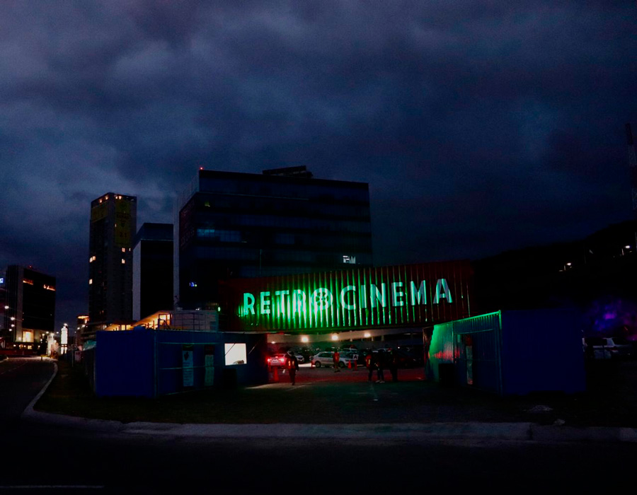 Entrada Retrocinema de noche
